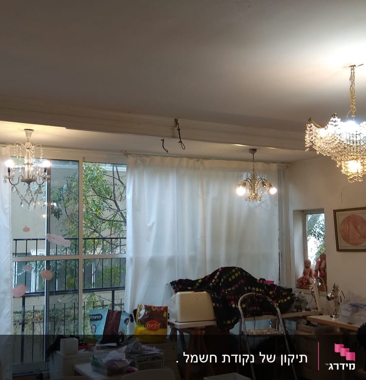 נברשות תלויות מהתקרה בחדר מואר